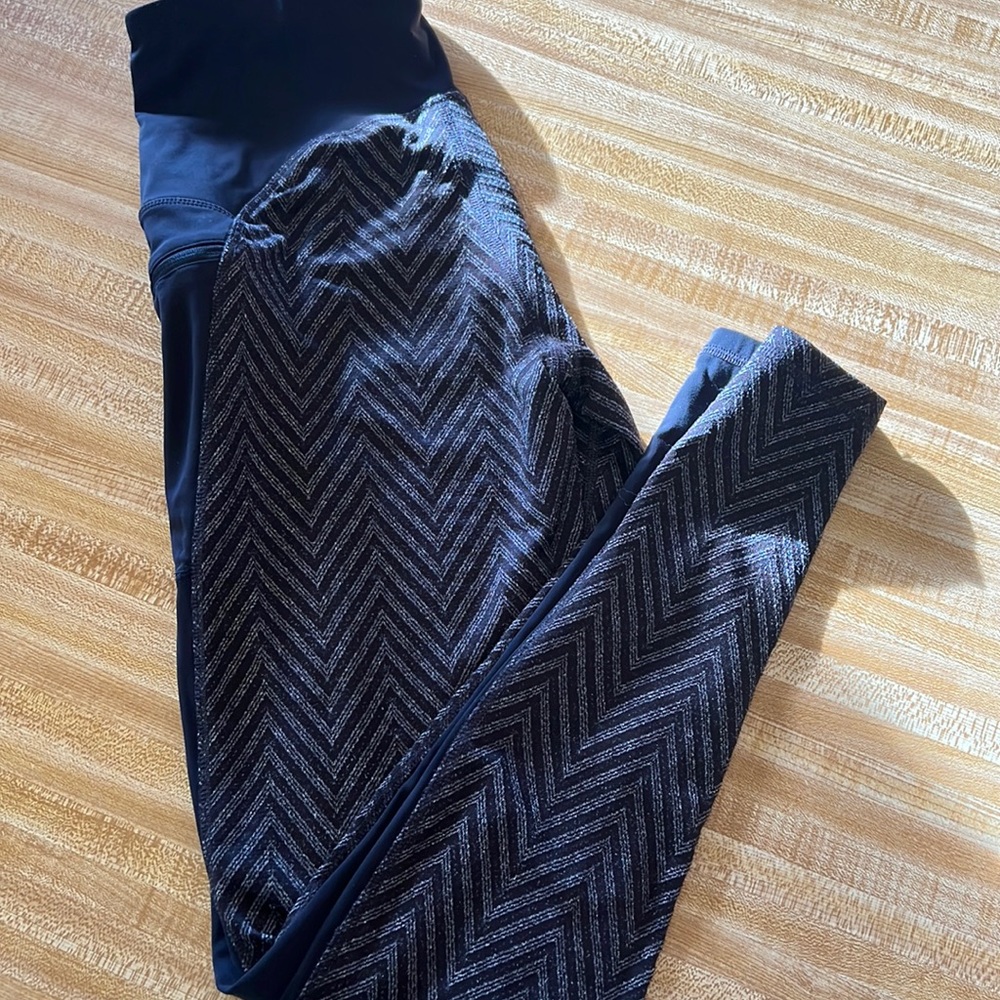 Workout leggings with two zipper pockets